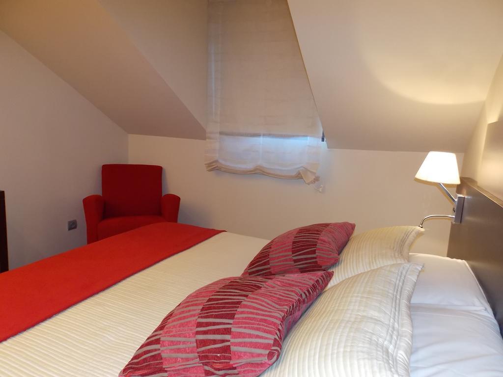 Aparthotel Bubal El Pueyo de Jaca Ruang foto